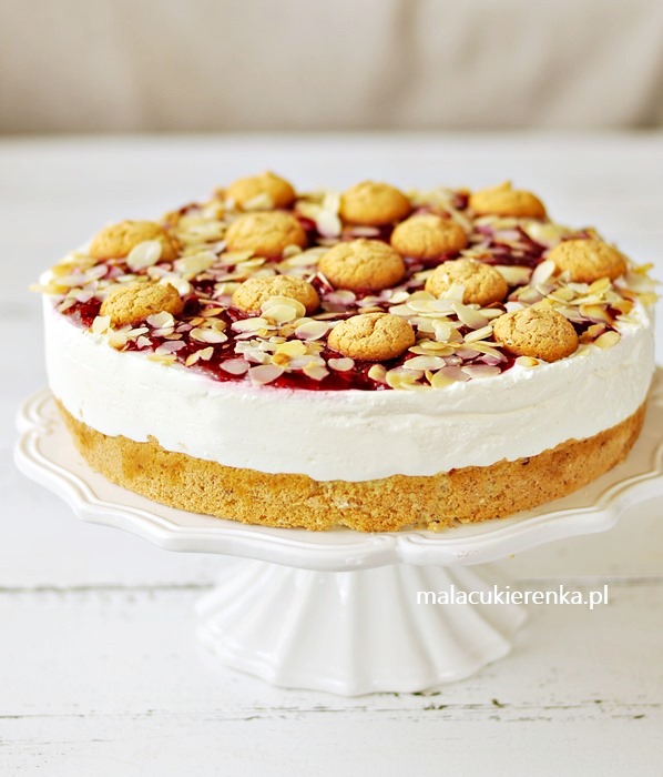 Tarta de Almendra con Crema de Yogur y Guindas 1