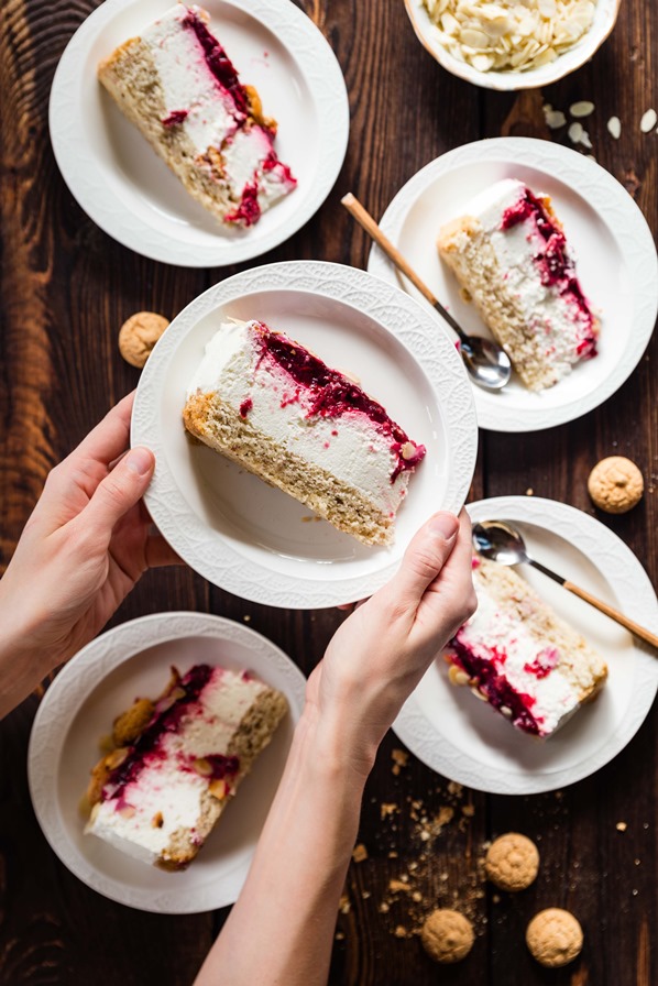 Tarta de Almendra con Crema de Yogur y Guindas 3