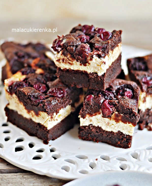 Pastel de chocolate jugoso tipo brownie con crema de queso y cerezas  3