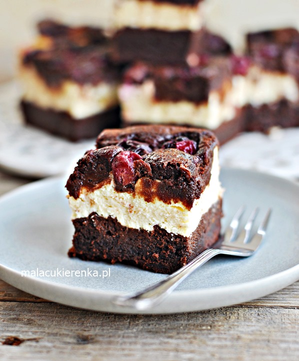 Pastel de chocolate jugoso tipo brownie con crema de queso y cerezas  4