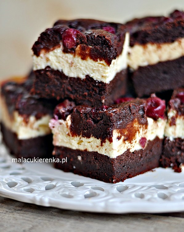 Pastel de chocolate jugoso tipo brownie con crema de queso y cerezas  2