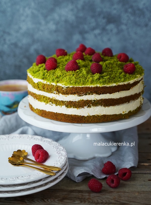 Tarta musgo del bosque con crema de naranja y frambuesas 3