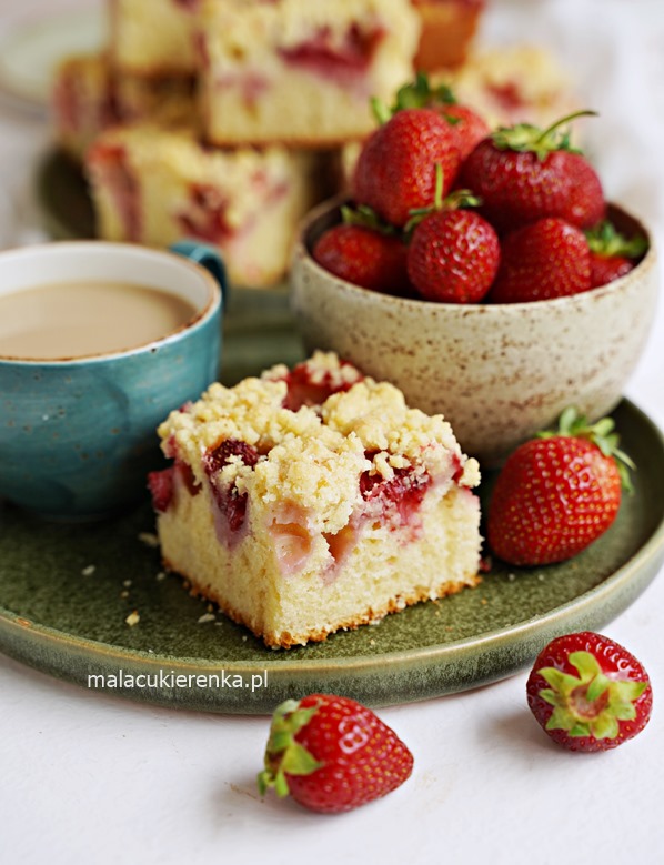 Bizcocho de yogur con fresas y crumble superfácil 4