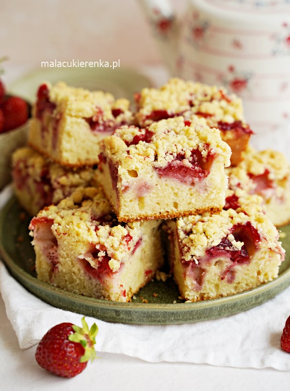 Bizcocho de yogur con fresas y crumble superfácil 3