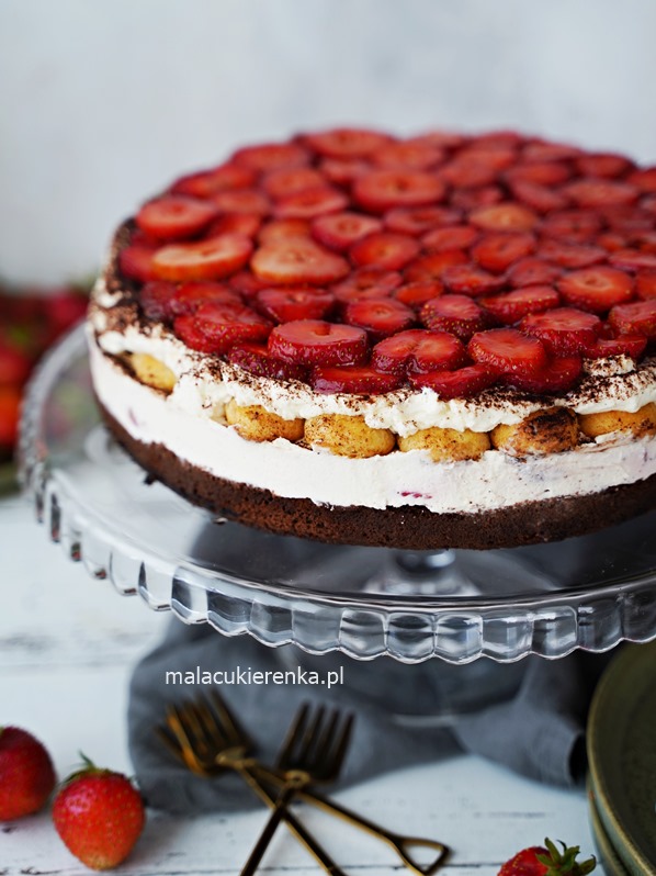 Pastel de tiramisú con fresas fácil de preparar 4