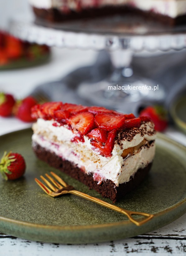 Pastel de tiramisú con fresas fácil de preparar 3