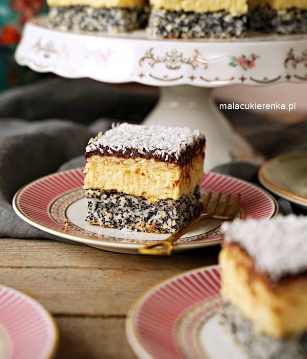 Pastel de Coco Cremoso con Amapola 4